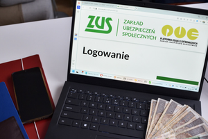 pieniadze, laptop i skladki ZUS.