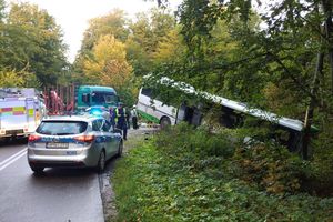Wypadek autobusu wiozącego uczniów
