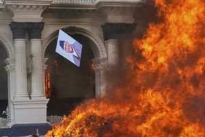 Nepal. Rząd upadł, płonie budynek parlamentu