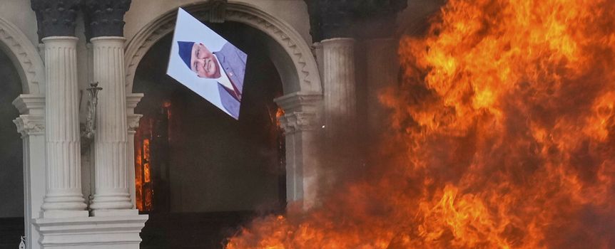 Nepal. Rząd upadł, płonie budynek parlamentu