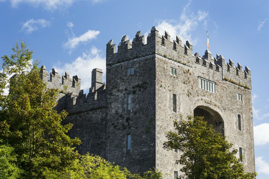 Zamek w Bunratty nieopodal Shannon w Irlandii