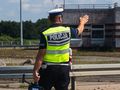 policjant zatrzymuje auto