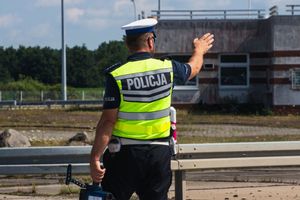 policjant zatrzymuje auto