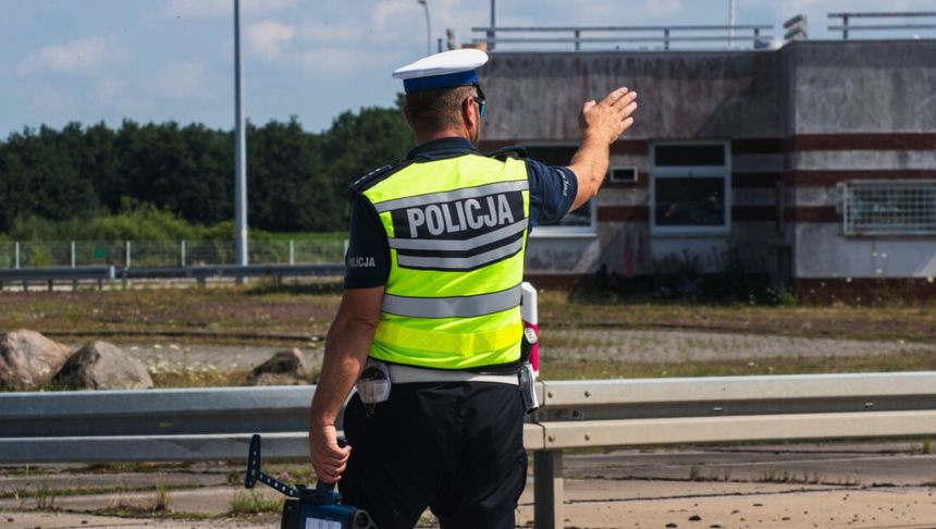 policjant zatrzymuje auto