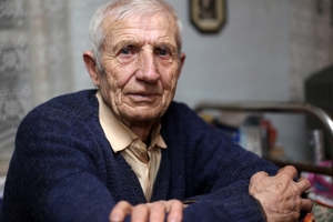 starszy mezczyzna przy stole, portret