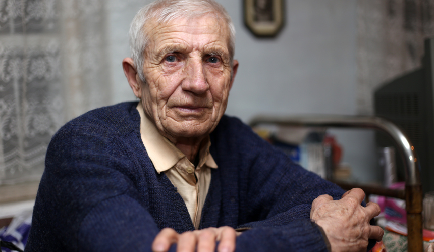 starszy mezczyzna przy stole, portret