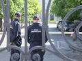 Straż Uniwersytecka za bramą UW