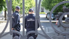 Straż Uniwersytecka za bramą UW