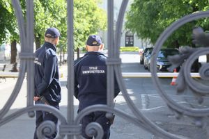 Straż Uniwersytecka za bramą UW