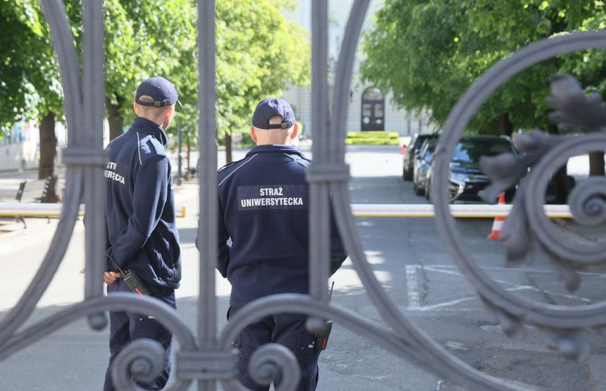 Straż Uniwersytecka za bramą UW