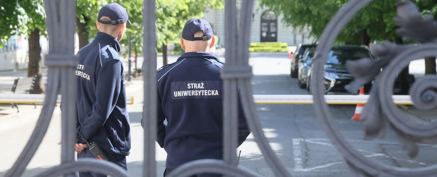 Straż Uniwersytecka za bramą UW