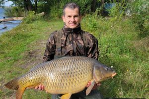 Pan Piotr Plank złowił ogromnego karpia w jeziorze Kierskim w Poznaniu