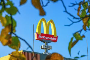 Nowy McCrispy Burger na Halloween