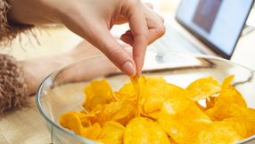 Kto najchętniej sięga po chipsy w Polsce? Wyniki badań zaskakują