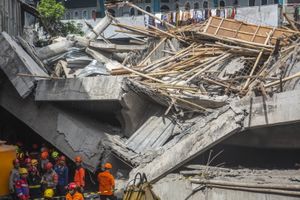 Indonezja. Kilkadziesiąt osób uwięzionych pod gruzami