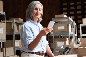 starsza kobieta w pracy