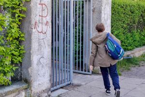 Dziecko niosące tornister do szkoły