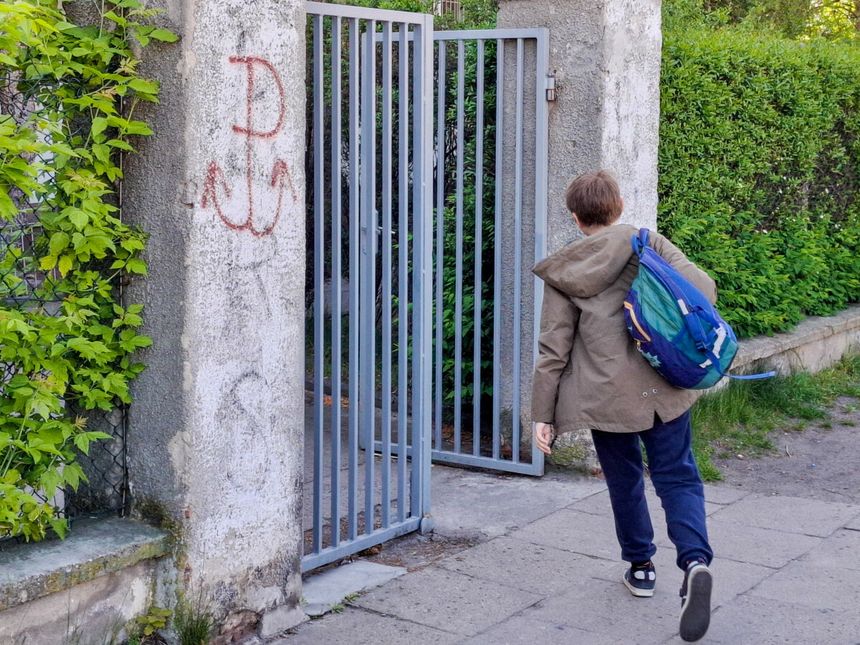 Dziecko niosące tornister do szkoły