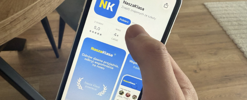 mezczyzna trzyma w dloni telefon komorkowy