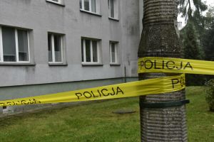 Taśma policyjna przed blokiem