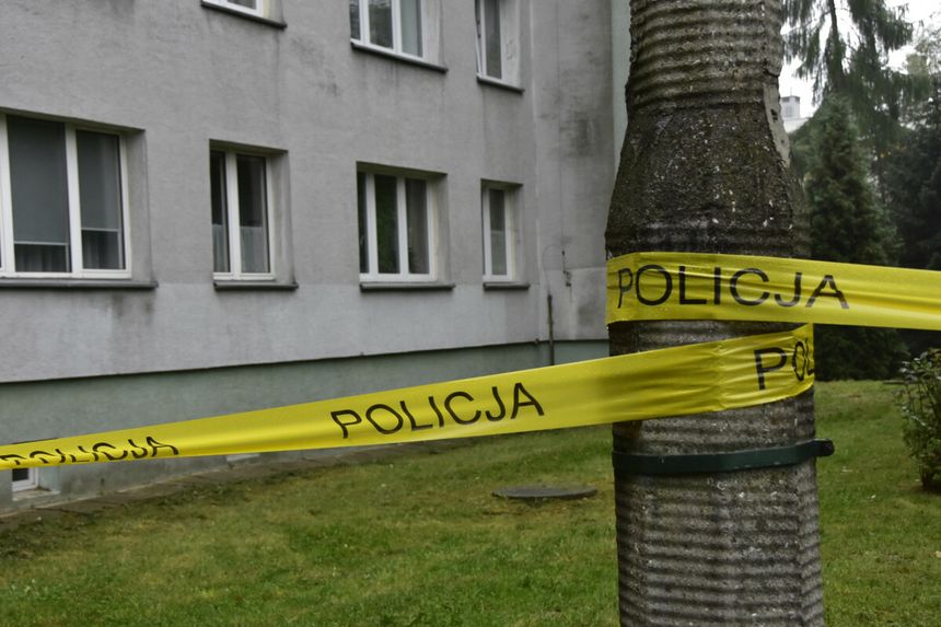 Taśma policyjna przed blokiem