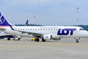 Lotnisko Krakow Balice. Samolot LOT Polskie Linie Lotnicze
