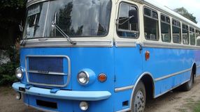 Niebieski autobus SAN