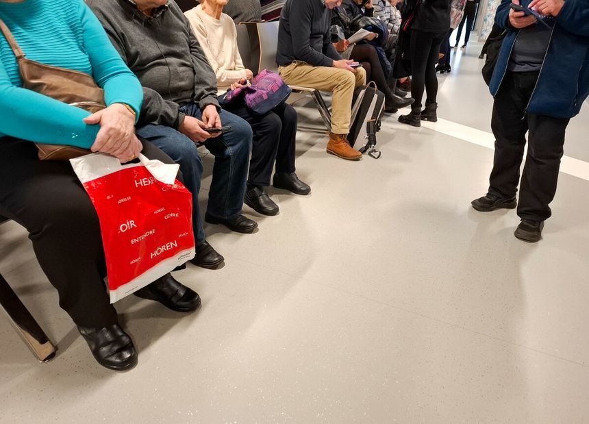 Pacjenci oczekujący w kolejce do lekarza