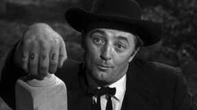 Robert Mitchum jako Henry Powell w filmie "Noc myśliwego"
