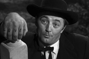 Robert Mitchum jako Henry Powell w filmie "Noc myśliwego"