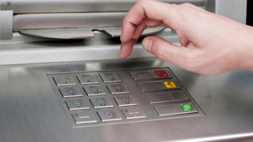 bankomat, wpisywanie PIN-u