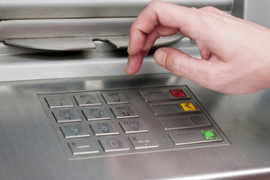 bankomat, wpisywanie PIN-u
