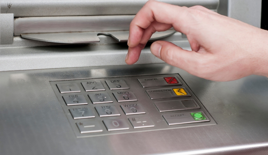 bankomat, wpisywanie PIN-u