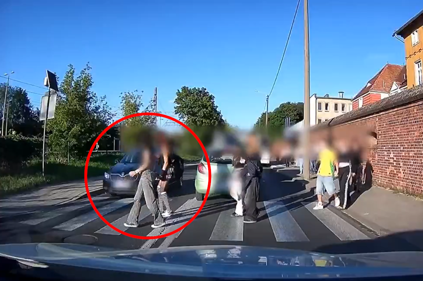 Grupa młodzieży na przejściu dla pieszych