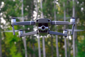 dron na tle drzew 