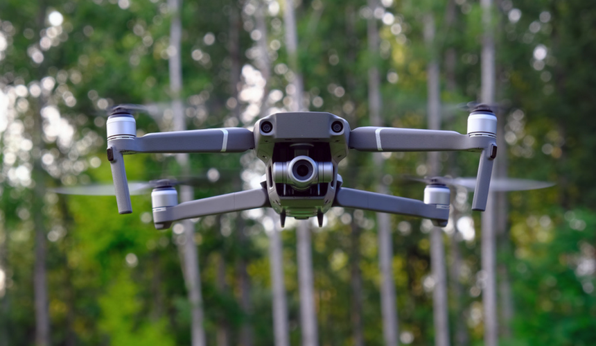 dron na tle drzew 