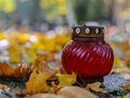 Na Wszystkich Świętych unikaj zniczy z symbolami religijnymi