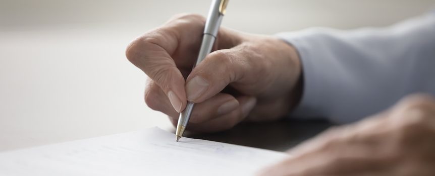 Kiedy pracodawca może wręczyć umowę zmieniającą?