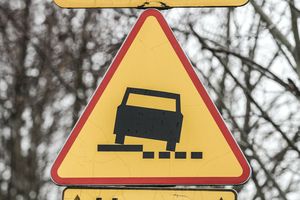 znak A-31 niebezpieczne pobocze