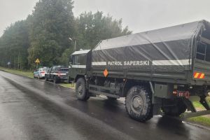 Patrol saperski i policja w miejscu znalezienia niewybuchów