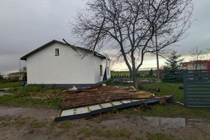 Ulewy i porywisty wiatr. Trudna noc strażaków