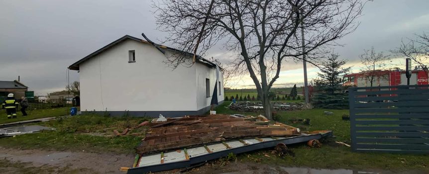 Ulewy i porywisty wiatr. Trudna noc strażaków