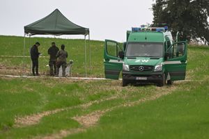 Służby w miejscu znalezienia fragmentów polskiej rakiety w miejscowości Choiny
