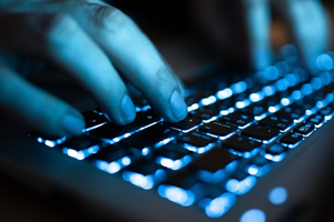 ręce na klawiaturze, haker