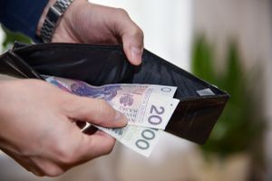 Mężczyzna trzymający portfel z pieniędzmi