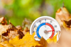 Termometr pokazuje wysoką temperaturę jesienią