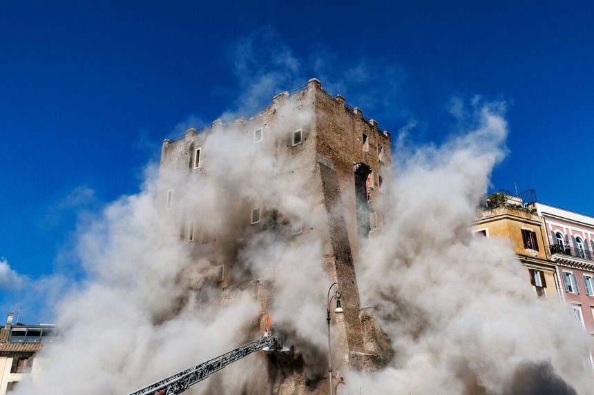 Zabytkowa Torre dei Conti runęła w Rzymie