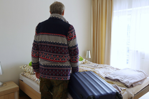 senior z walizką 