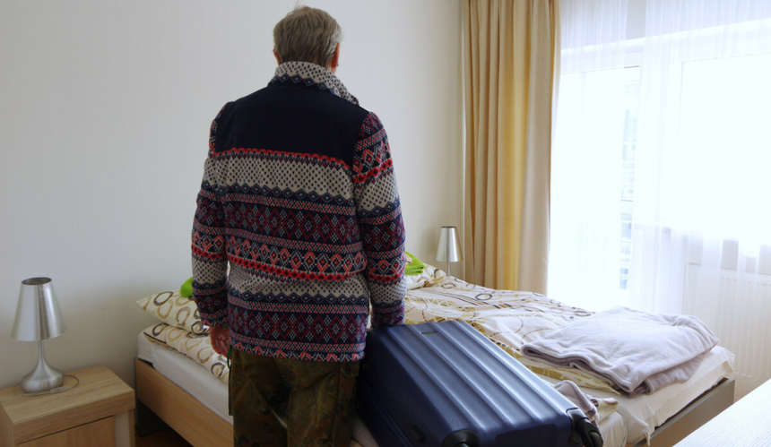 senior z walizką 