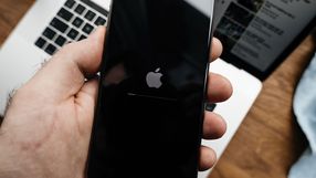 iPhone na tle klawiatury 